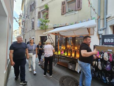 Ljubljansko ulico so zasedle stojnice. 